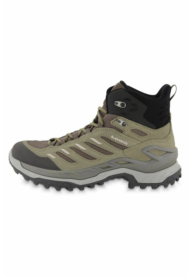 Scarpa da trekking alta in verde oliva e grigio, con pannelli in rete traspirante, punta rinforzata in gomma e battistrada profondo per una migliore aderenza.