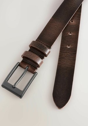 Curea maro din piele cu un finisaj texturat, având un cataramă dreptunghiulară din metal negru și multiple găuri de ajustare pentru a se potrivi pe diferite dimensiuni.