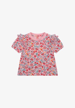 Roze T-shirt met korte mouwen en ruches, met een bloemenpatroon met rode bloemen en gele vogels op een turquoise achtergrond.