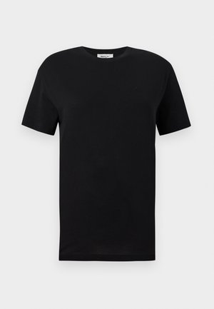 Musta lyhythihainen t-paita pyöreällä pääntiellä, jossa on pieni, hillitty logo vasemmassa rinnassa ja valkoinen brändilappu kauluksessa sisäpuolella.