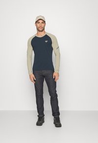 Dynafit ALPINE PRO TEE - Top dugih rukava - blueberry/rock khaki