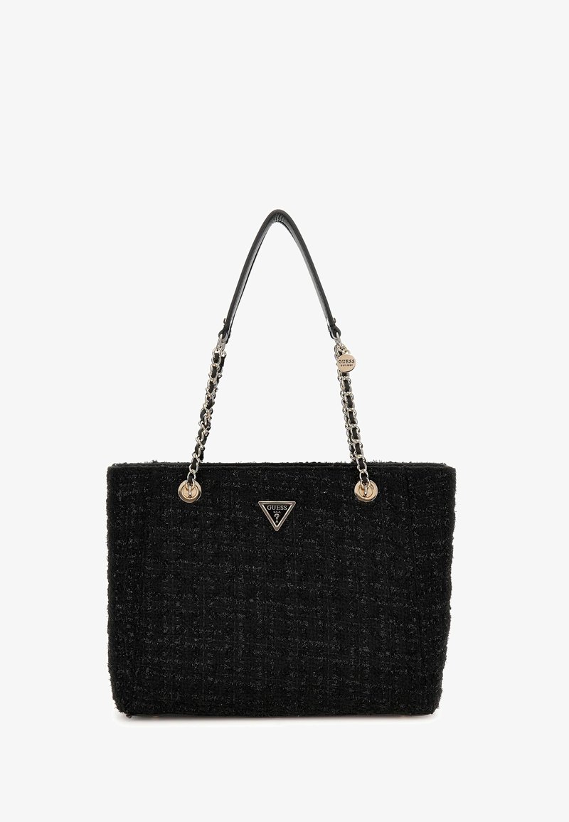 Sac à main noir texturé avec chaîne et bandoulières en cuir, avec une plaque triangulaire du logo Guess et un petit charm rond sur la bandoulière.