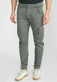 Heren cargo broeken in olijfgroen, met een slim fit, meerdere zakken en een ritszak opzij met metalen details. Katoenmix stof.