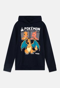 Námořnická mikina s grafikou Pokémon, zobrazující tři postavy včetně Charizarda. Design zahrnuje syté barvy a text s Pokédexovými čísly.