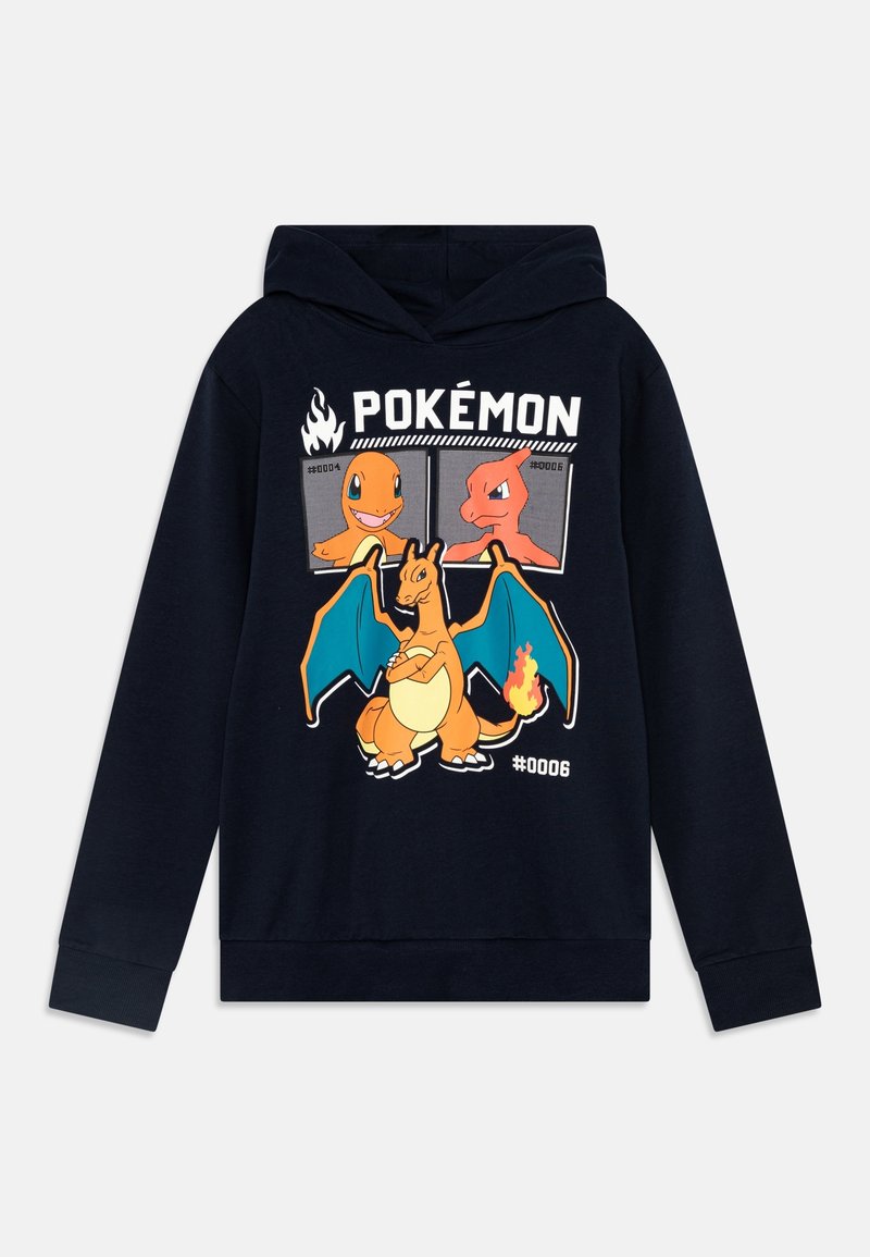 Námořnická mikina s grafikou Pokémon, zobrazující tři postavy včetně Charizarda. Design zahrnuje syté barvy a text s Pokédexovými čísly.