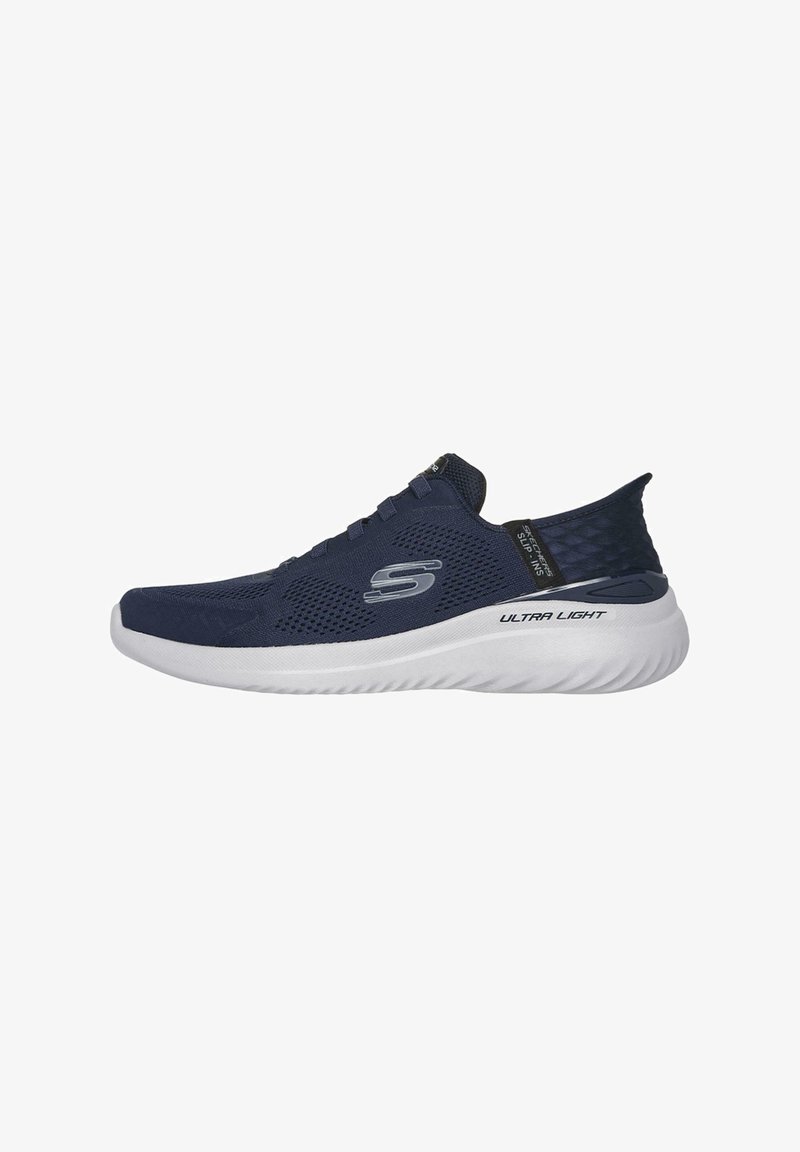 Skechers fitnessschoenen met een marineblauwe mesh bovenkant, lichte witte zool en geperforeerd ontwerp voor ademend vermogen. Bevat een logo aan de zijkant.