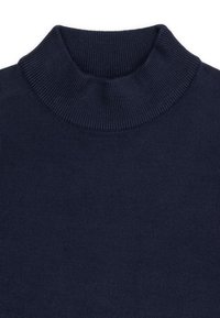 Ciemnoniebieski sweter z golfem, wykonany z miękkiej dzianiny, z prążkowanym kołnierzem i gładką fakturą, idealny do noszenia na warstwy lub w codziennych stylizacjach.