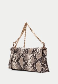 Borsa in beige e nero con motivo in pelle di serpente, dotata di una tracolla a catena, presentante una pattina ripiegabile e una superficie testurizzata.