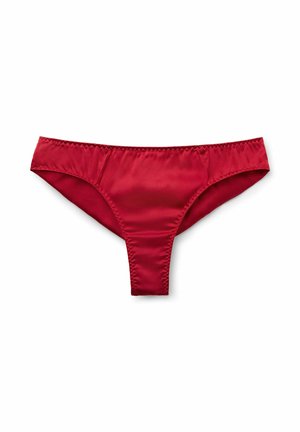 Rode satijnen string, met een gladde textuur, elastische tailleband en minimale bedekking. Geen patronen of extra hardware zichtbaar.