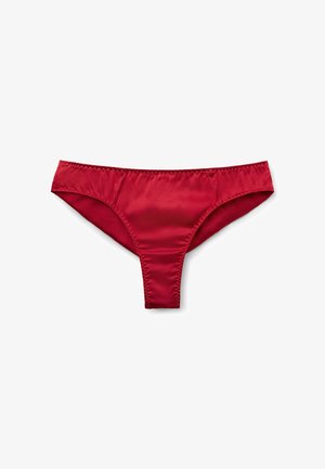 Rode satijnen string, met een gladde textuur, elastische tailleband en minimale bedekking. Geen patronen of extra hardware zichtbaar.