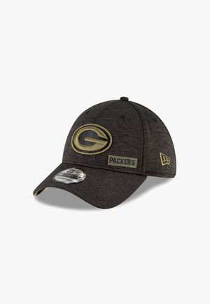 Czarna czapka z zakrzywionym daszkiem, wykonana z teksturowanej tkaniny. Haftowane zielone logo "G" oraz naszywka "PACKERS" z złotymi akcentami z przodu.
