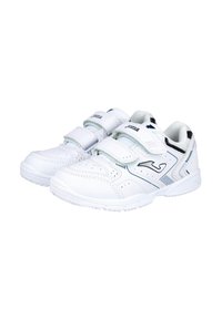 Zapatillas deportivas blancas de material sintético con dos correas de Velcro, detalles perforados y sutiles acentos azules a los lados.
