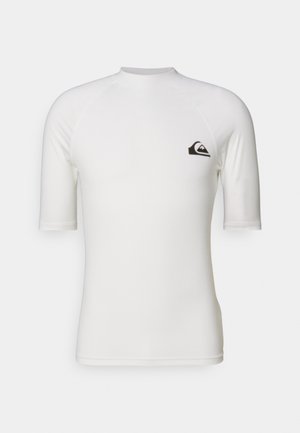 Rash guard alb cu mânecă scurtă, fabricat dintr-un material elastic, având un logo negru pe pieptul stâng și un design fără cusături pentru confort.