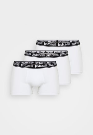 Kolme paria valkoisia puuvillabokserihousuja, joissa on musta kumihame, jossa on toistuva "Just Cavalli" -logo.