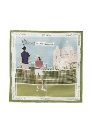 Dwóch tenisistów stoi przy siatce na korcie z zabytkowym budynkiem, nad którym leci samolot ciągnący baner z napisem "Falconeri - Tennis Club".