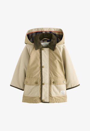 Chaqueta infantil con capucha de color beige y marrón claro, con cuello marrón oscuro, forro de cuadros, bolsillos frontales con botones y cierre con botones de presión.