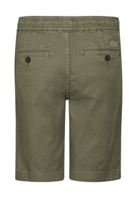 Olijfgroene shorts met een elastische tailleband, twee achterzakken met zwarte knopen en een zachte katoenen textuur.