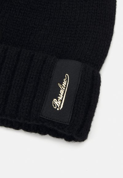 Gorro de malha preto com um punho canelado. Uma etiqueta preta com letras douradas a dizer "Borsalino" está presa ao lado.