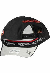 Gorra de béisbol negra con logotipo rojo bordado, parte inferior de la visera gris, correa ajustable y texto de marca repetido en el interior.