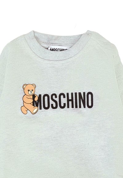 Lichtgrijze sweatshirt met ribgebreide kraag. Bevat zwarte "Moschino" tekst en een rennende beer grafiek in tan en bruin. Zachte stofstructuur.