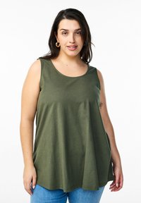 Olijfgroen, mouwloos tanktop van zachte stof met een ronde halslijn. Heeft een relaxte pasvorm en een gladde textuur.