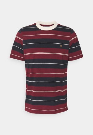 T-shirt med korte ærmer og rund halsudskæring, prydet med maroon, navy og hvide vandrette striber samt et lille gult logo på brystet.