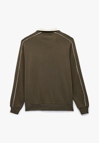Suéter de manga larga verde oliva con cuello blanco y piping blanco a lo largo de los hombros, con una textura de tela sólida.