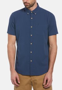 Navyblauw kortemouwen shirt met een button-down kraag, een voorke pocket en beige knopen, met een gladde textuur en een casual ontwerp.