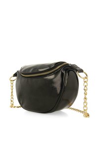 Bolso de cuero negro tipo cruzado con forma redondeada, correa de cadena dorada y cierre de cremallera; textura brillante con un detalle mínimo.