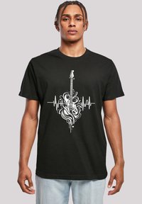 Schwarzes Baumwoll-T-Shirt mit einem weißen Grafikdesign eines E-Gitarren, umgeben von Wirbeln und Herzschlaglinien, mit detaillierten Kunstwerken und Designs.