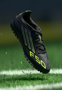adidas Performance F50 CLUB TF - Fodboldstøvler til kunstgræs - core black/iron metallic/lucid lemon