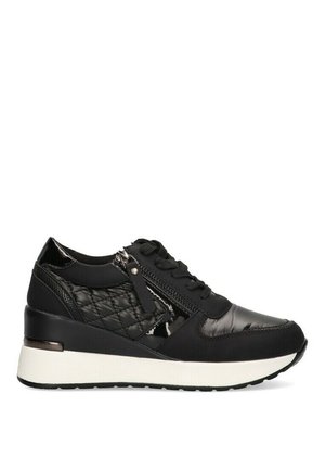 Zapatillas deportivas negras con un panel de cuero acolchado, parte frontal con cordones, cremallera lateral y una suela blanca con un leve tacón para mayor altura.