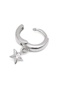 Pendiente de aro de plata con un charm en forma de estrella, con una piedra clara en el centro, acabado pulido y textura suave.