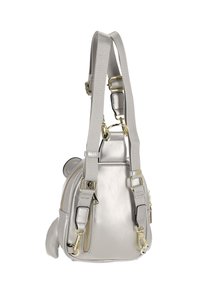 Zaino metallico argento con doppia cerniera, spallacci in tessuto grigio regolabili, dettagli in metallo dorato e silhouette arrotondata.