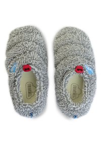 Zapatillas de casa grises y suaves con una textura blanda, forma redondeada, etiquetas rosa y azul, y un forro interior con un logo.