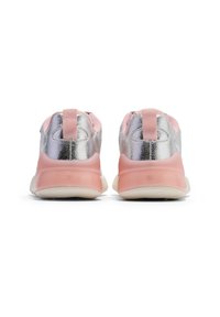 Silverfärgade metalliska sneakers med rosa detaljer; bakvy som visar vadderad krage, dragöglan och en tjock vit sula. Texturerad yta på ovandelen.