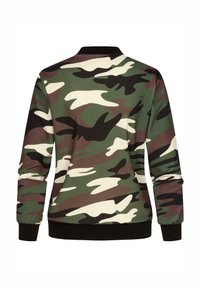 Camo-Sweatshirt mit einer Mischung aus grünen, braunen, schwarzen und cremefarbenen Mustern. Gerippter Kragen und Bündchen, weiche Textur und sportliches Design.