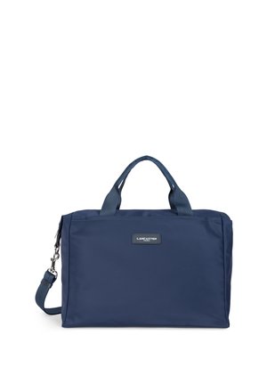 Borsa in nylon blu navy con doppio manico e una tracolla staccabile. Caratterizzata da un'etichetta con il marchio sulla parte anteriore e una forma rettangolare.