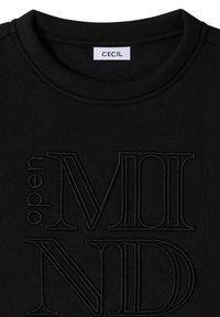 Czarny sweter crewneck z wytłoczonym napisem "open MIND" w kontrastowym czarnym kolorze. Materiał wydaje się gładki, z wyraźnymi ramionami.