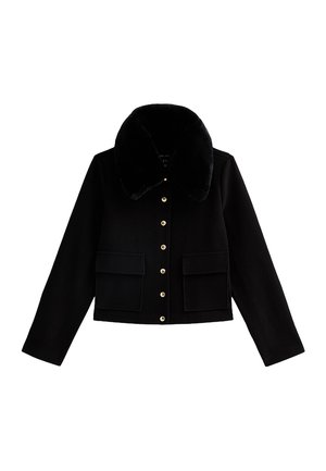 Veste courte noire avec col en fausse fourrure, dotée d'une fermeture à boutons dorés, de deux poches avant et de manches longues. Texture lisse dans l'ensemble.