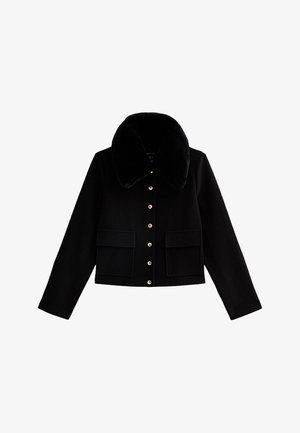 Zwarte cropped jas met nepbontkraag, voorzien van een sluiting met gouden knopen, twee voorkantenzakken en lange mouwen. Over het geheel genomen een gladde textuur.