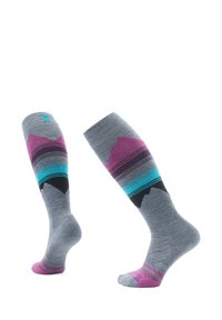 Para szarych skarpetek do kolan z różowymi, czarnymi i turkusowymi geometrycznymi wzorami górskimi na białym tle.