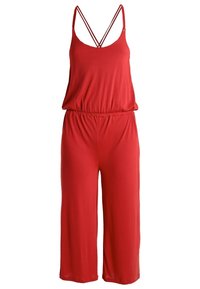 Mono sin mangas de color rojo con tirantes ajustables en forma de cruz y cintura elástica, que presenta un corte relajado y pantalones anchos recortados.