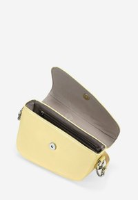 Bolso de cuero amarillo cruzado con cierre a presión, textura suave y un interior gris que cuenta con un compartimento con cremallera.