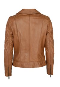 Braune Lederbikerjacke mit gesteppten Schulterakzenten, einem Reverskragen und Reißverschlussabschlüssen, die ein eng anliegendes Design und eine glatte Textur aufweist.