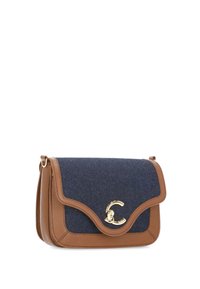 Borsa a tracolla in pelle marrone e denim con una chiusura decorativa dorata, chiusura a pattina, bordi curvi e una finitura testurizzata.