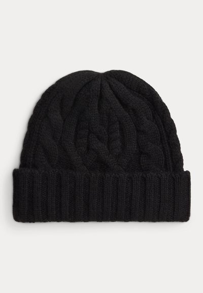 Gorro de malha preto com punho canelado e padrão de malha em cabo no corpo. Feito de fios macios e texturizados para aquecimento e conforto.
