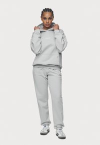 Pegador ATNA LOGO - Sportinis megztinis - washed sky grey/white