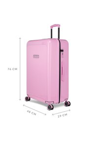 Roze harde koffer met verticale ribbelstructuur, uitschuifbare handgreep, vier wielen en een combinatieslot. Afmetingen: 76 cm x 48 cm x 29 cm.