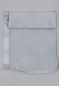 Pouch gri deschis, cu fermoar și cu clapetă, fabricat dintr-un material moale. Prezintă un design fără cusături, cu o cusătură contrastantă și un fermoar vizibil.